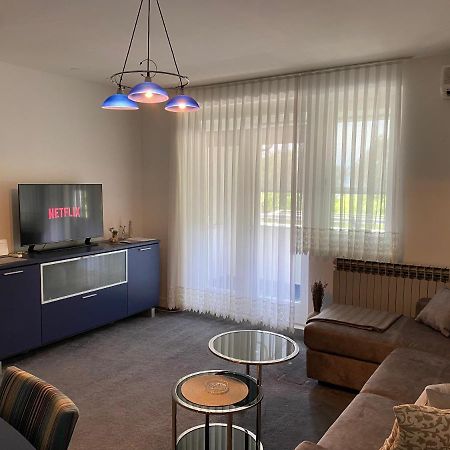 Apartman Njivice Buitenkant foto