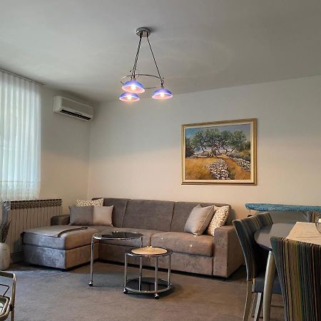 Apartman Njivice Buitenkant foto