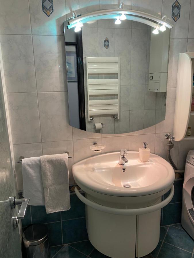 Apartman Njivice Buitenkant foto