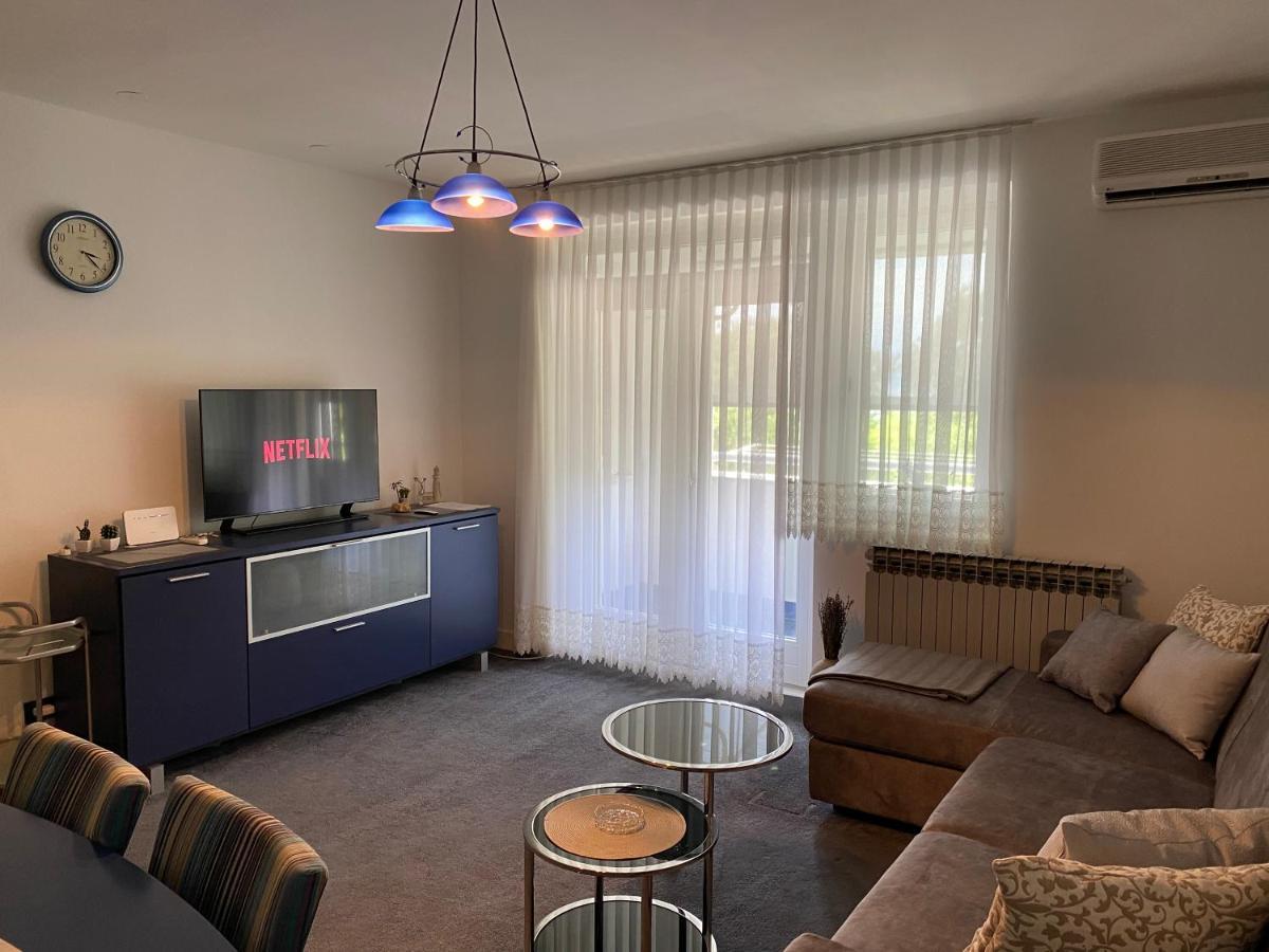 Apartman Njivice Buitenkant foto