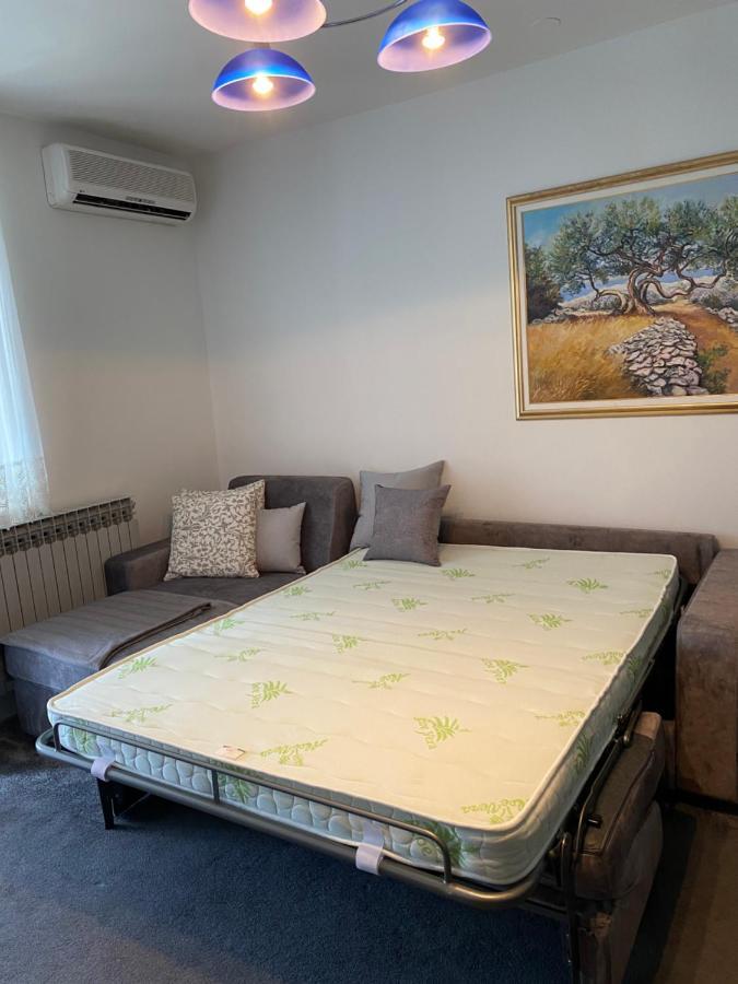 Apartman Njivice Buitenkant foto