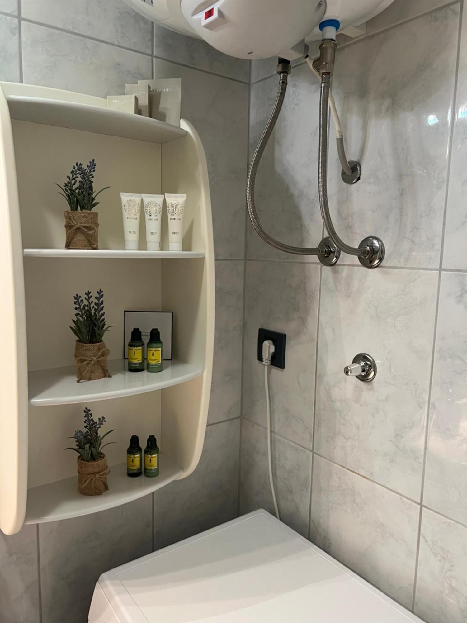 Apartman Njivice Buitenkant foto
